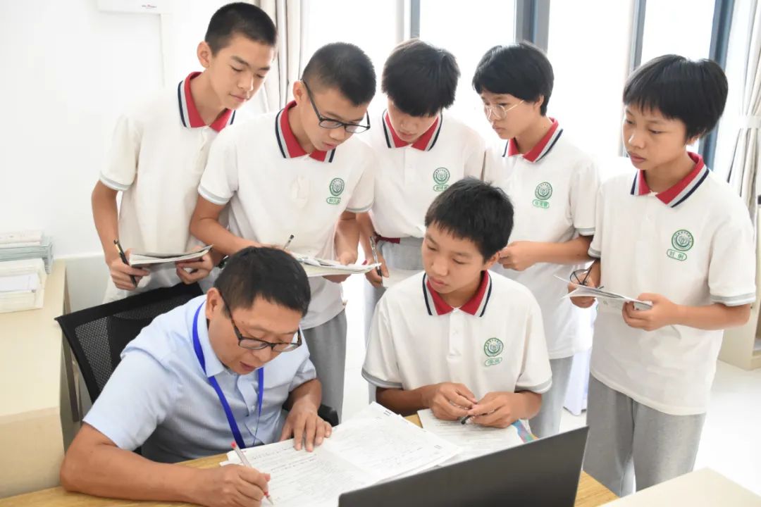 課間輔導(dǎo)同學(xué)作業(yè)_看圖王.jpg 圖片