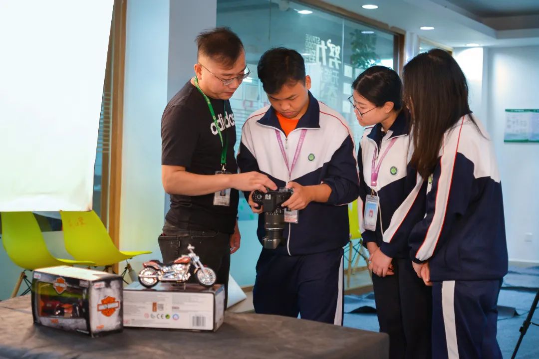 電子商務老師指導學生 (3).jpg 圖片