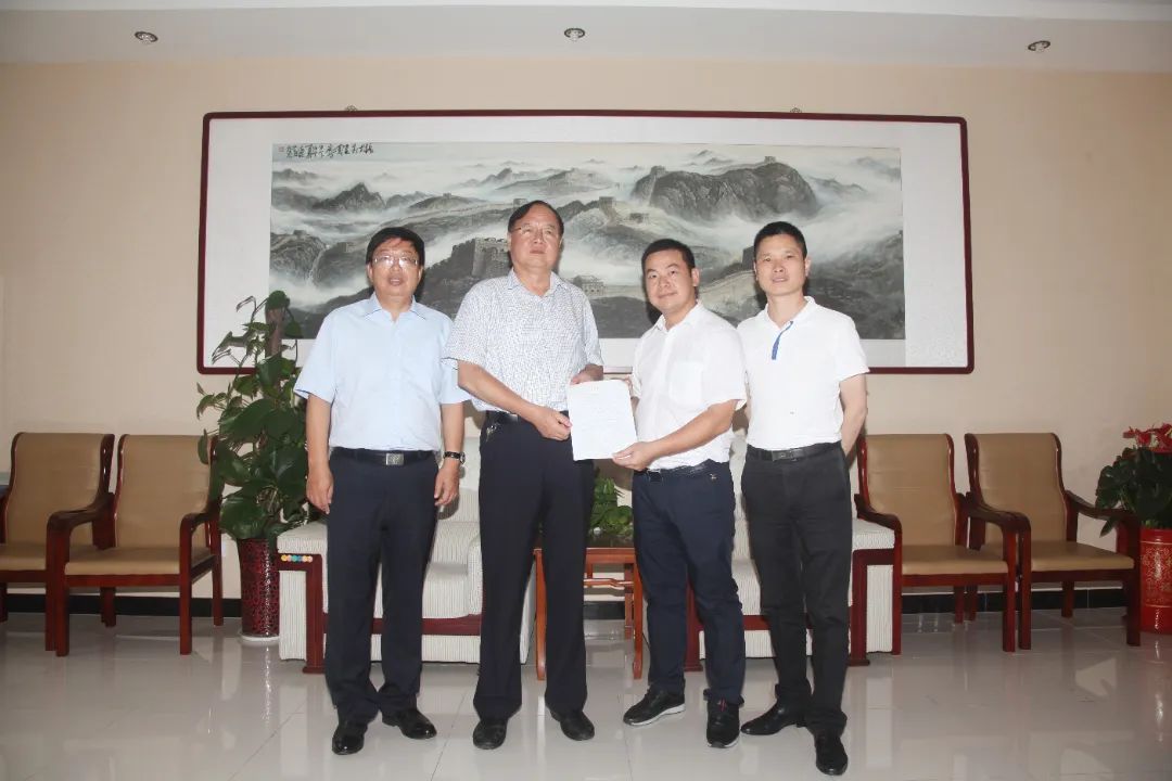 2016年7月23日,高新教育集團董事長張天培與衡水第一中學校長張文茂在衡水第一中學簽訂合作協議書。.jpg 圖片